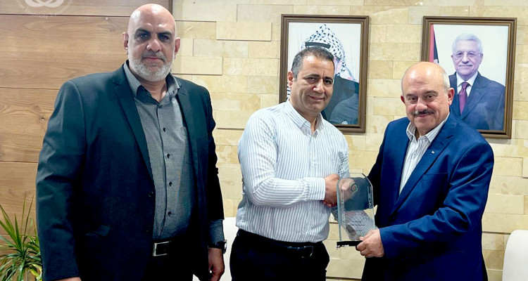 رئيس مجلس إدارة الشركة الفلسطينية لنقل الكهرباء يلتقي مع معالي وزير الحكم المحلي